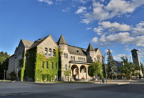 Queen's University .